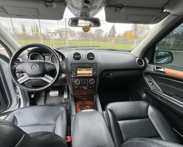 Сірий Мерседес М-Клас, об'ємом двигуна 3.5 л та пробігом 248 тис. км за 10599 $, фото 20 на Automoto.ua