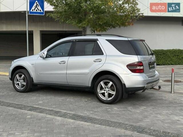 Серый Мерседес М-Класс, объемом двигателя 3 л и пробегом 406 тыс. км за 11000 $, фото 3 на Automoto.ua