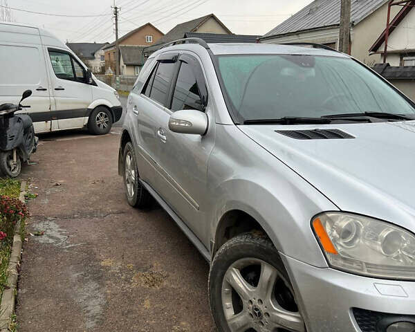 Сірий Мерседес М-Клас, об'ємом двигуна 3.5 л та пробігом 258 тис. км за 10500 $, фото 1 на Automoto.ua