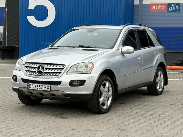 Сірий Мерседес М-Клас, об'ємом двигуна 3.5 л та пробігом 223 тис. км за 8999 $, фото 3 на Automoto.ua