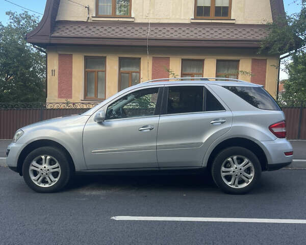 Серый Мерседес М-Класс, объемом двигателя 2.99 л и пробегом 270 тыс. км за 12500 $, фото 2 на Automoto.ua