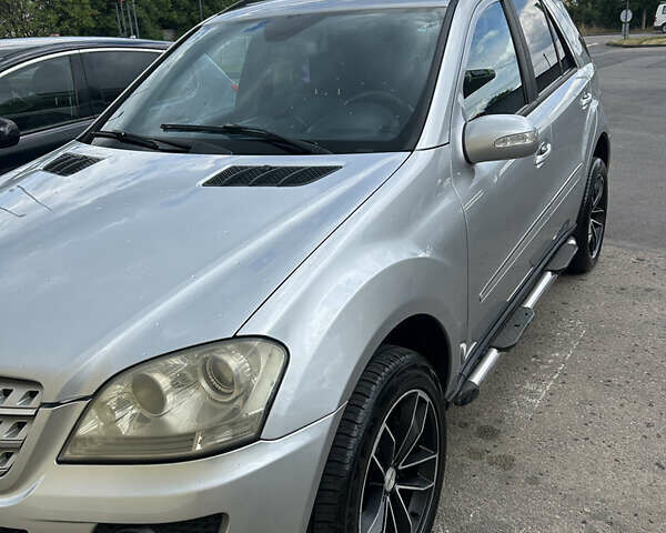 Сірий Мерседес М-Клас, об'ємом двигуна 3 л та пробігом 435 тис. км за 10500 $, фото 3 на Automoto.ua