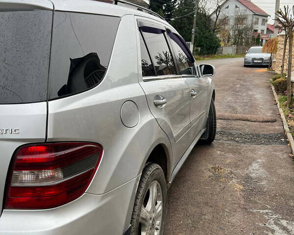 Сірий Мерседес М-Клас, об'ємом двигуна 3.5 л та пробігом 258 тис. км за 10500 $, фото 4 на Automoto.ua