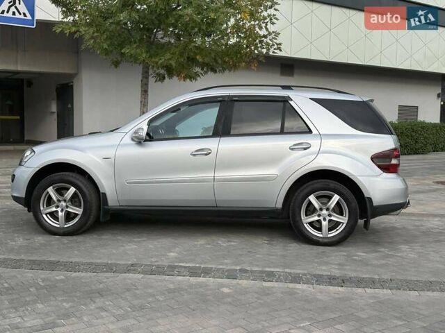 Серый Мерседес М-Класс, объемом двигателя 3 л и пробегом 406 тыс. км за 11000 $, фото 1 на Automoto.ua