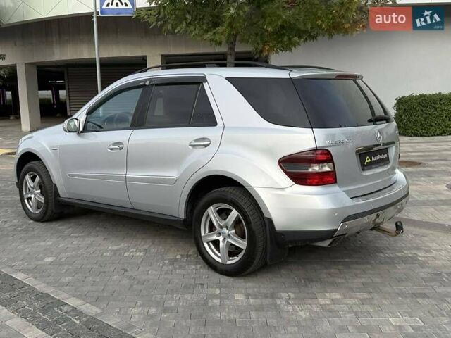 Серый Мерседес М-Класс, объемом двигателя 3 л и пробегом 406 тыс. км за 11000 $, фото 4 на Automoto.ua