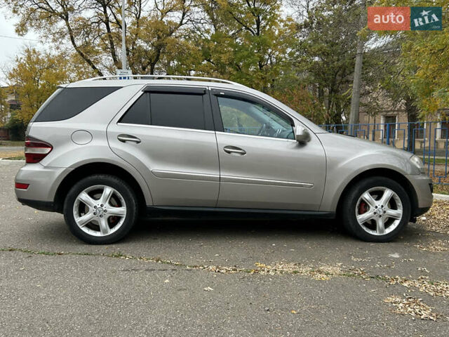 Серый Мерседес М-Класс, объемом двигателя 2.99 л и пробегом 242 тыс. км за 15499 $, фото 3 на Automoto.ua