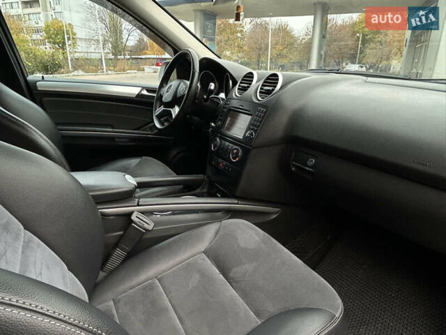 Серый Мерседес М-Класс, объемом двигателя 2.99 л и пробегом 242 тыс. км за 15499 $, фото 11 на Automoto.ua