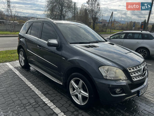 Серый Мерседес М-Класс, объемом двигателя 2.99 л и пробегом 293 тыс. км за 16500 $, фото 1 на Automoto.ua