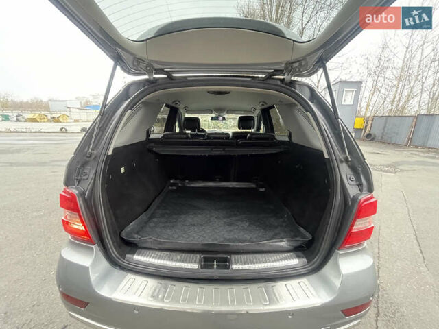 Сірий Мерседес М-Клас, об'ємом двигуна 3 л та пробігом 375 тис. км за 16500 $, фото 23 на Automoto.ua