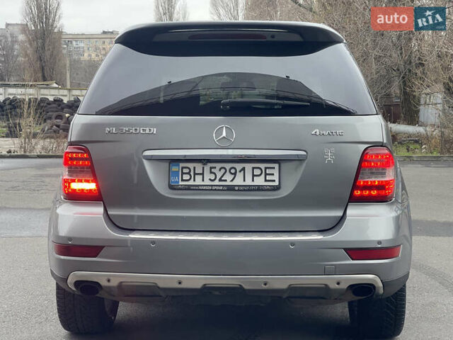 Сірий Мерседес М-Клас, об'ємом двигуна 3 л та пробігом 375 тис. км за 16500 $, фото 3 на Automoto.ua