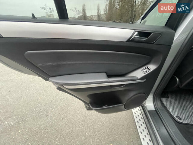 Сірий Мерседес М-Клас, об'ємом двигуна 3 л та пробігом 375 тис. км за 16500 $, фото 22 на Automoto.ua