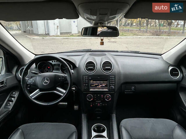 Серый Мерседес М-Класс, объемом двигателя 2.99 л и пробегом 242 тыс. км за 15499 $, фото 10 на Automoto.ua