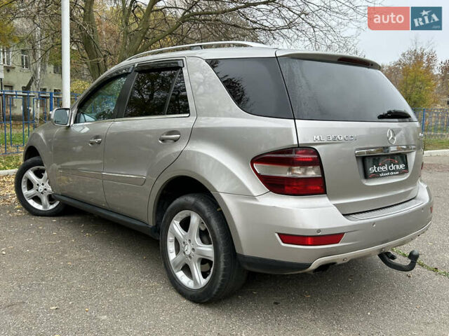 Серый Мерседес М-Класс, объемом двигателя 2.99 л и пробегом 242 тыс. км за 15499 $, фото 7 на Automoto.ua