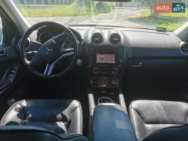 Сірий Мерседес М-Клас, об'ємом двигуна 3 л та пробігом 260 тис. км за 14000 $, фото 5 на Automoto.ua