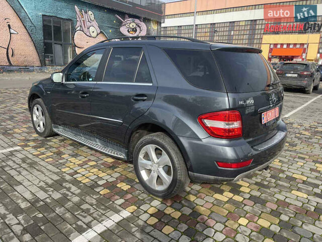 Серый Мерседес М-Класс, объемом двигателя 3 л и пробегом 297 тыс. км за 16000 $, фото 5 на Automoto.ua