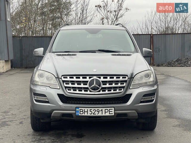 Сірий Мерседес М-Клас, об'ємом двигуна 3 л та пробігом 375 тис. км за 16500 $, фото 6 на Automoto.ua