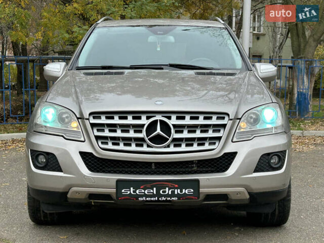 Серый Мерседес М-Класс, объемом двигателя 2.99 л и пробегом 242 тыс. км за 15499 $, фото 1 на Automoto.ua