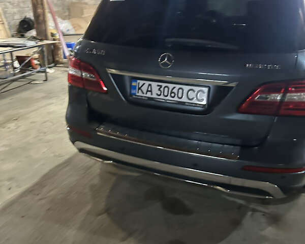Сірий Мерседес М-Клас, об'ємом двигуна 3 л та пробігом 240 тис. км за 23500 $, фото 2 на Automoto.ua