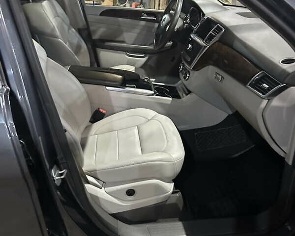 Сірий Мерседес М-Клас, об'ємом двигуна 3 л та пробігом 240 тис. км за 23500 $, фото 4 на Automoto.ua