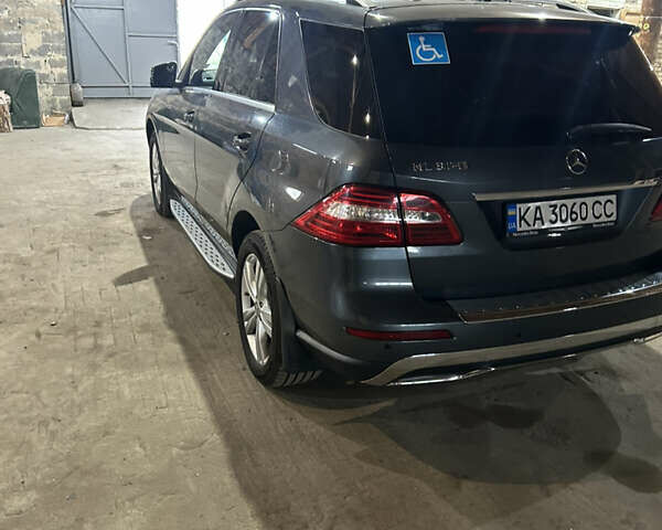 Сірий Мерседес М-Клас, об'ємом двигуна 3 л та пробігом 240 тис. км за 23500 $, фото 1 на Automoto.ua