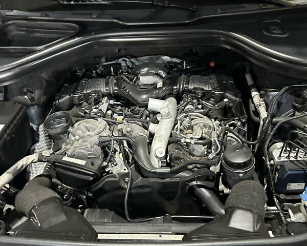 Сірий Мерседес М-Клас, об'ємом двигуна 3 л та пробігом 240 тис. км за 23500 $, фото 5 на Automoto.ua