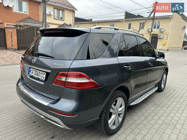 Серый Мерседес М-Класс, объемом двигателя 2.99 л и пробегом 240 тыс. км за 18700 $, фото 3 на Automoto.ua