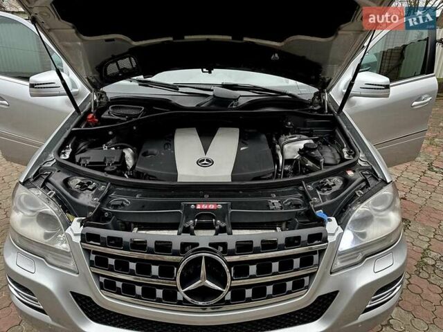 Сірий Мерседес М-Клас, об'ємом двигуна 2.99 л та пробігом 317 тис. км за 15700 $, фото 48 на Automoto.ua