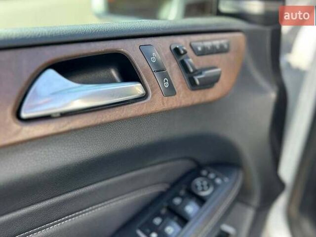 Серый Мерседес М-Класс, объемом двигателя 2.99 л и пробегом 220 тыс. км за 25000 $, фото 7 на Automoto.ua