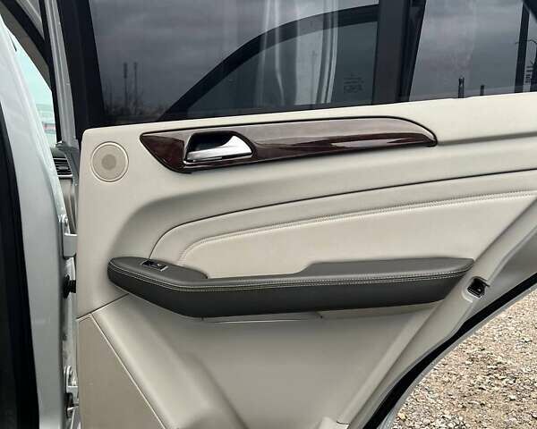 Сірий Мерседес М-Клас, об'ємом двигуна 2.99 л та пробігом 233 тис. км за 20777 $, фото 15 на Automoto.ua