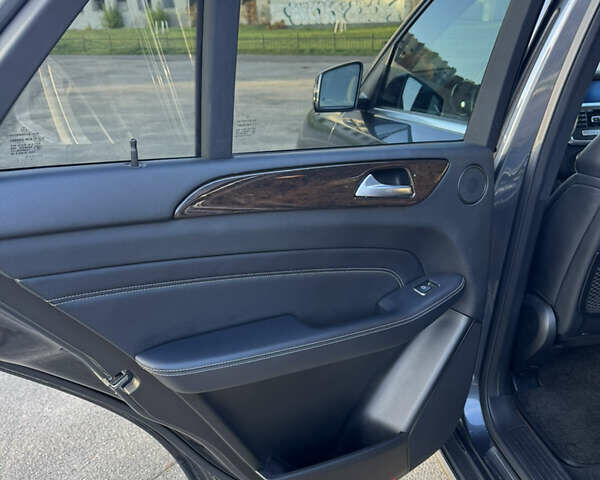 Серый Мерседес М-Класс, объемом двигателя 2.99 л и пробегом 110 тыс. км за 28000 $, фото 8 на Automoto.ua