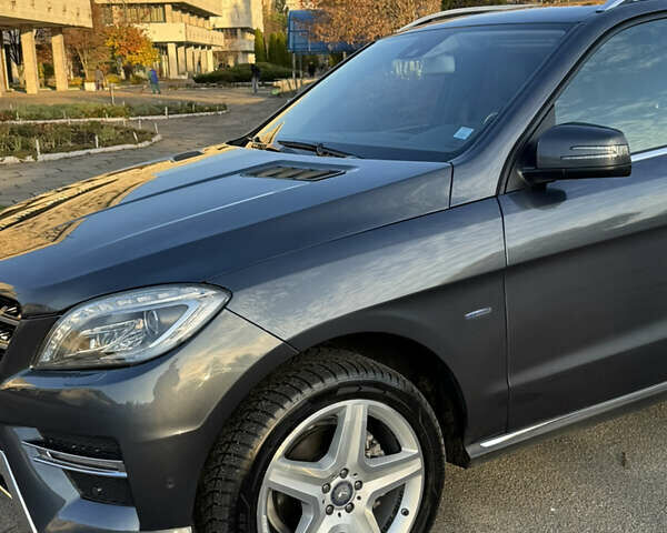 Серый Мерседес М-Класс, объемом двигателя 2.99 л и пробегом 110 тыс. км за 28000 $, фото 2 на Automoto.ua