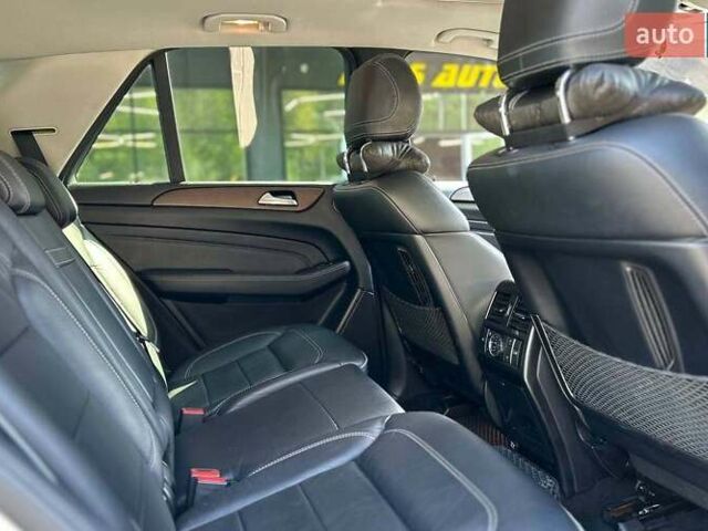 Серый Мерседес М-Класс, объемом двигателя 2.99 л и пробегом 220 тыс. км за 25000 $, фото 17 на Automoto.ua