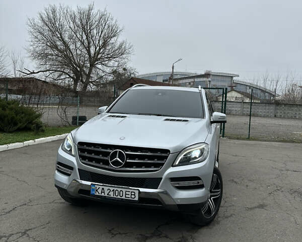 Сірий Мерседес М-Клас, об'ємом двигуна 3.5 л та пробігом 210 тис. км за 20500 $, фото 1 на Automoto.ua