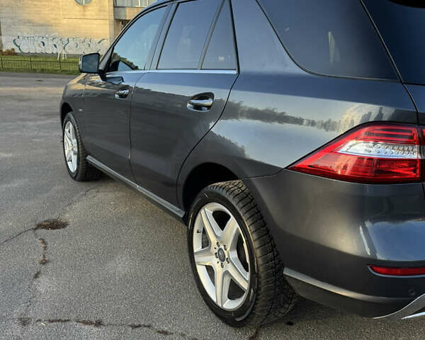 Серый Мерседес М-Класс, объемом двигателя 2.99 л и пробегом 110 тыс. км за 28000 $, фото 7 на Automoto.ua