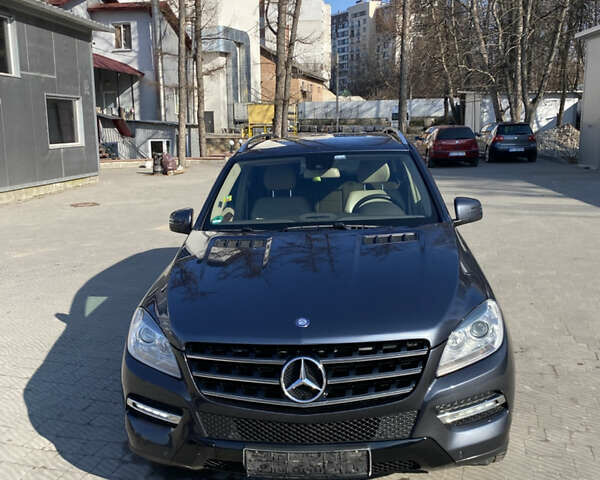 Сірий Мерседес М-Клас, об'ємом двигуна 2.99 л та пробігом 256 тис. км за 19000 $, фото 3 на Automoto.ua