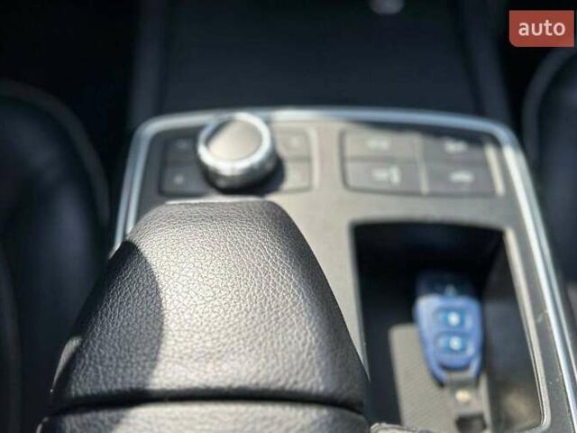 Серый Мерседес М-Класс, объемом двигателя 2.99 л и пробегом 220 тыс. км за 25000 $, фото 12 на Automoto.ua