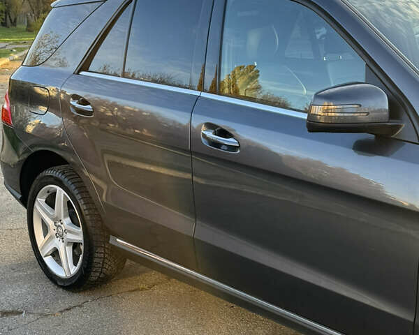 Серый Мерседес М-Класс, объемом двигателя 2.99 л и пробегом 110 тыс. км за 28000 $, фото 5 на Automoto.ua