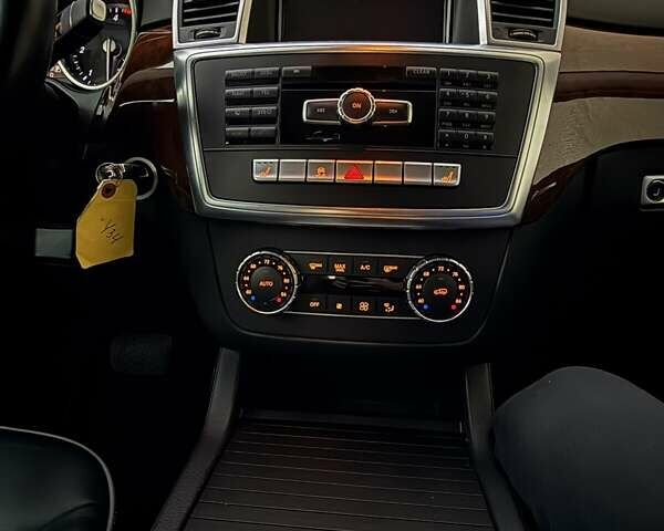 Серый Мерседес М-Класс, объемом двигателя 2.99 л и пробегом 224 тыс. км за 25000 $, фото 18 на Automoto.ua