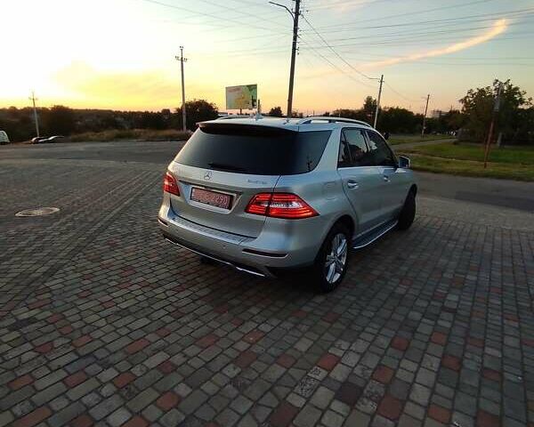 Сірий Мерседес М-Клас, об'ємом двигуна 3 л та пробігом 210 тис. км за 19000 $, фото 1 на Automoto.ua