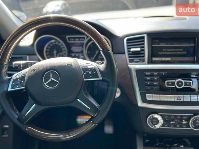 Серый Мерседес М-Класс, объемом двигателя 2.99 л и пробегом 220 тыс. км за 25000 $, фото 11 на Automoto.ua