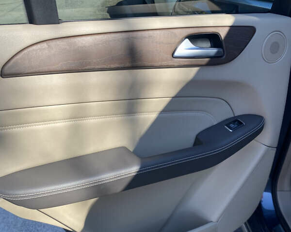 Сірий Мерседес М-Клас, об'ємом двигуна 2.99 л та пробігом 375 тис. км за 20000 $, фото 21 на Automoto.ua