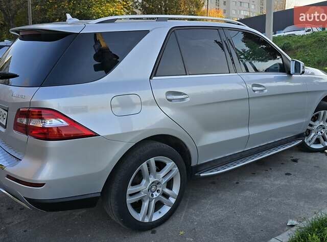 Сірий Мерседес М-Клас, об'ємом двигуна 2.99 л та пробігом 172 тис. км за 21500 $, фото 2 на Automoto.ua