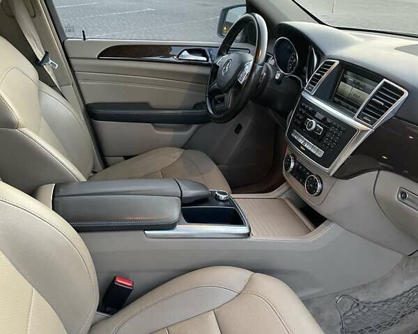 Сірий Мерседес М-Клас, об'ємом двигуна 2.99 л та пробігом 350 тис. км за 21500 $, фото 26 на Automoto.ua