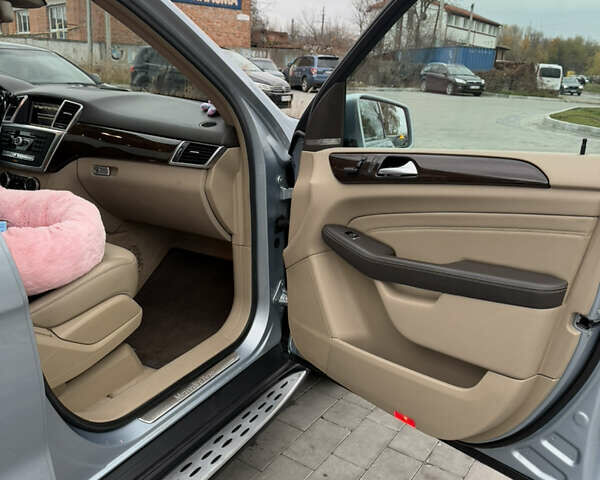 Сірий Мерседес М-Клас, об'ємом двигуна 2.99 л та пробігом 258 тис. км за 21800 $, фото 7 на Automoto.ua