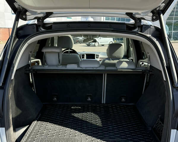 Серый Мерседес М-Класс, объемом двигателя 2.99 л и пробегом 111 тыс. км за 23500 $, фото 3 на Automoto.ua