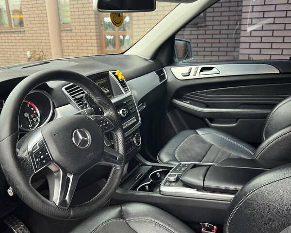 Серый Мерседес М-Класс, объемом двигателя 2.99 л и пробегом 364 тыс. км за 19999 $, фото 17 на Automoto.ua