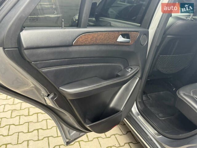 Серый Мерседес М-Класс, объемом двигателя 2.99 л и пробегом 240 тыс. км за 20800 $, фото 11 на Automoto.ua