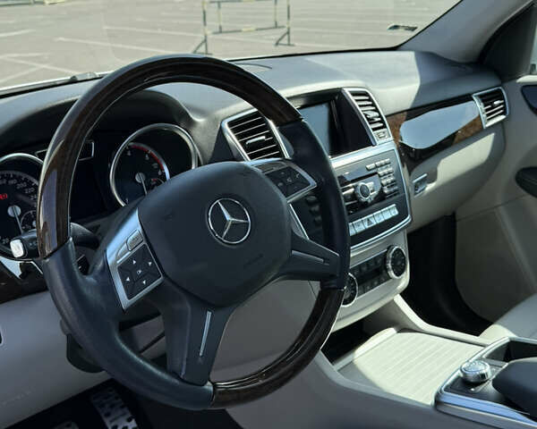 Серый Мерседес М-Класс, объемом двигателя 2.99 л и пробегом 111 тыс. км за 23500 $, фото 2 на Automoto.ua