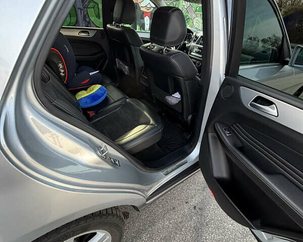 Серый Мерседес М-Класс, объемом двигателя 2.99 л и пробегом 186 тыс. км за 25000 $, фото 9 на Automoto.ua