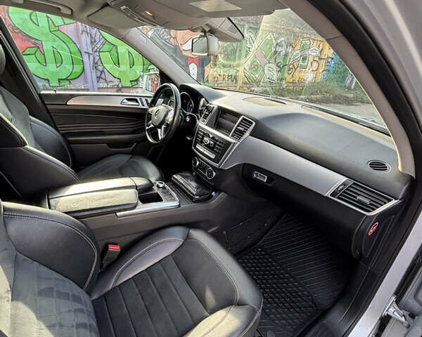 Серый Мерседес М-Класс, объемом двигателя 2.99 л и пробегом 186 тыс. км за 25000 $, фото 7 на Automoto.ua
